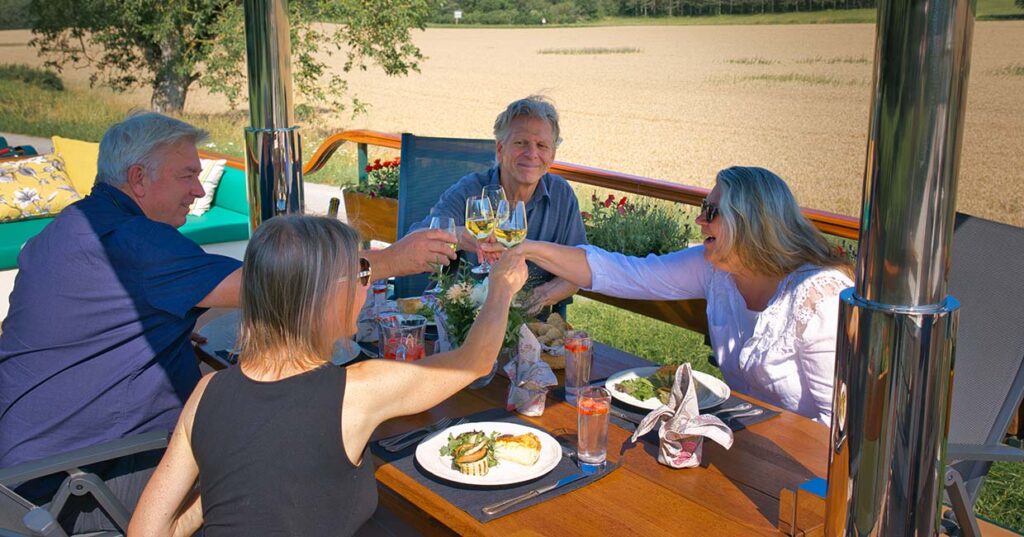 DSC02829-1240 Dining alfresco on board Le Papillon