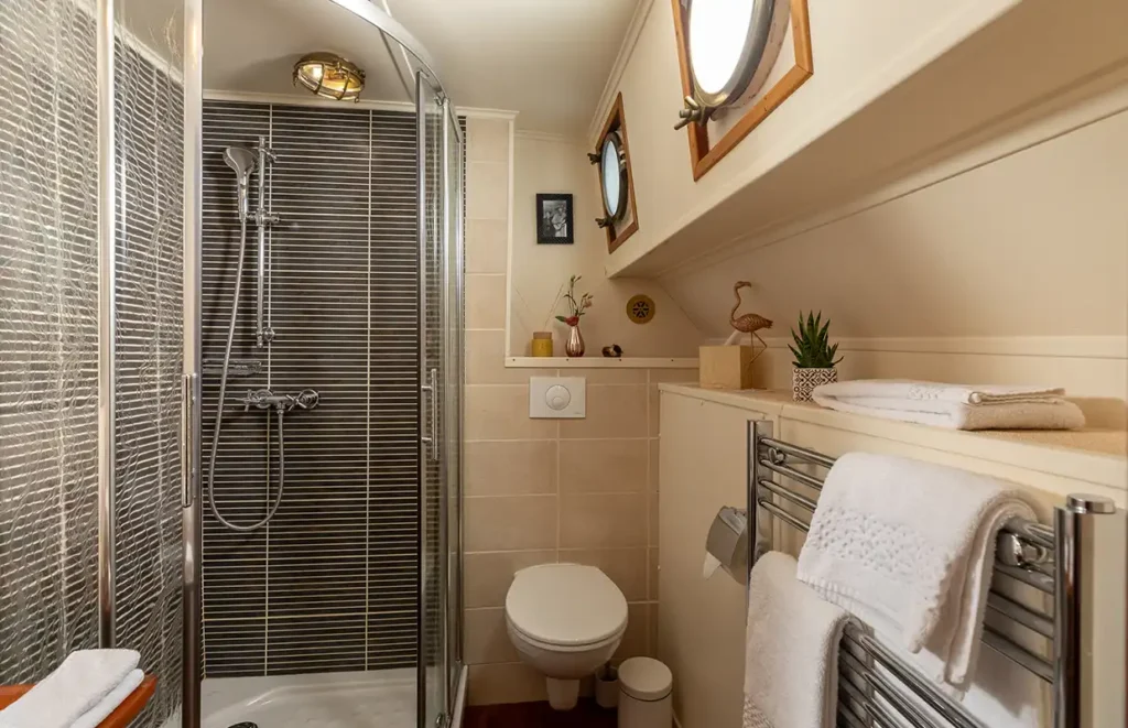 Barge La Vie en Rose Burgundy Bath