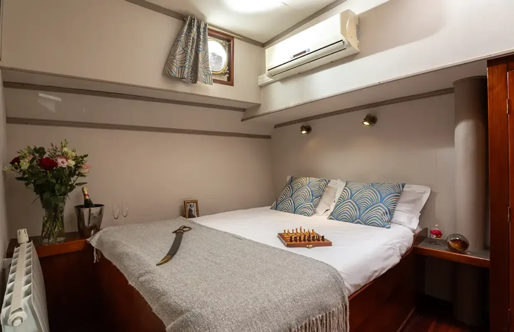 Barge La Vie en Rose Burgundy Double Cabin