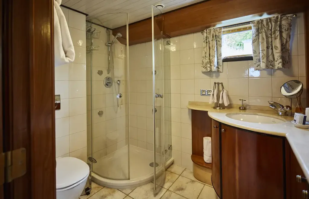 Barge C'est la Vie Cabin Bath