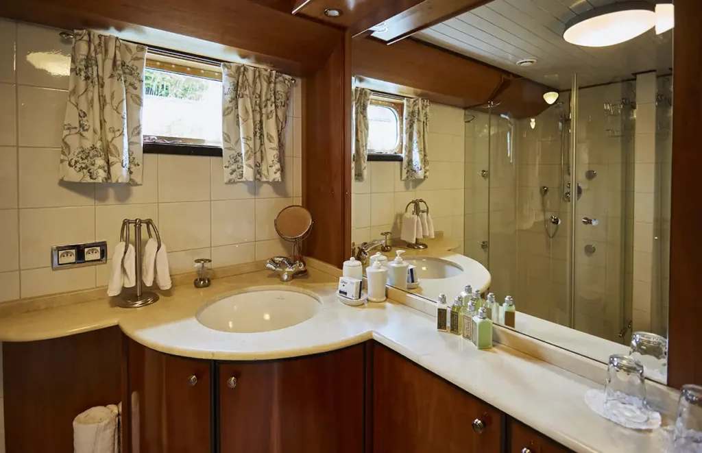 Barge C'est la Vie Cabin Bath