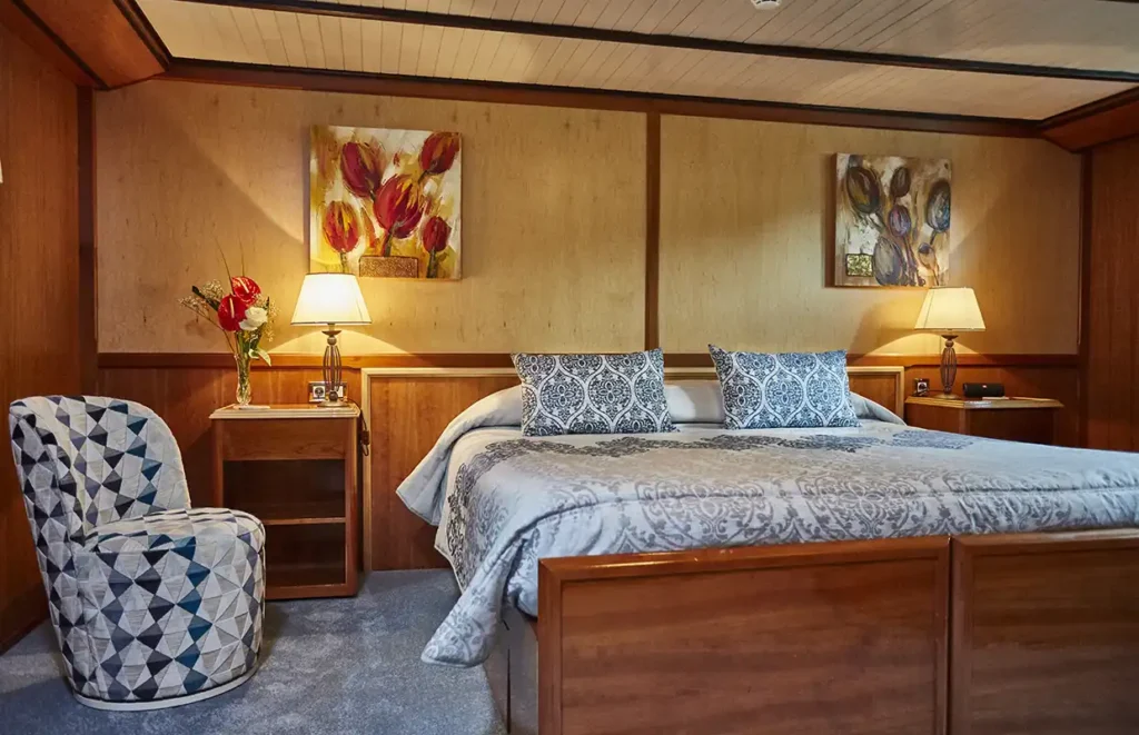 Barge C'est la Vie Cabin