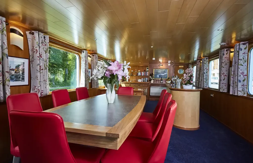 Barge C'est la Vie Salon