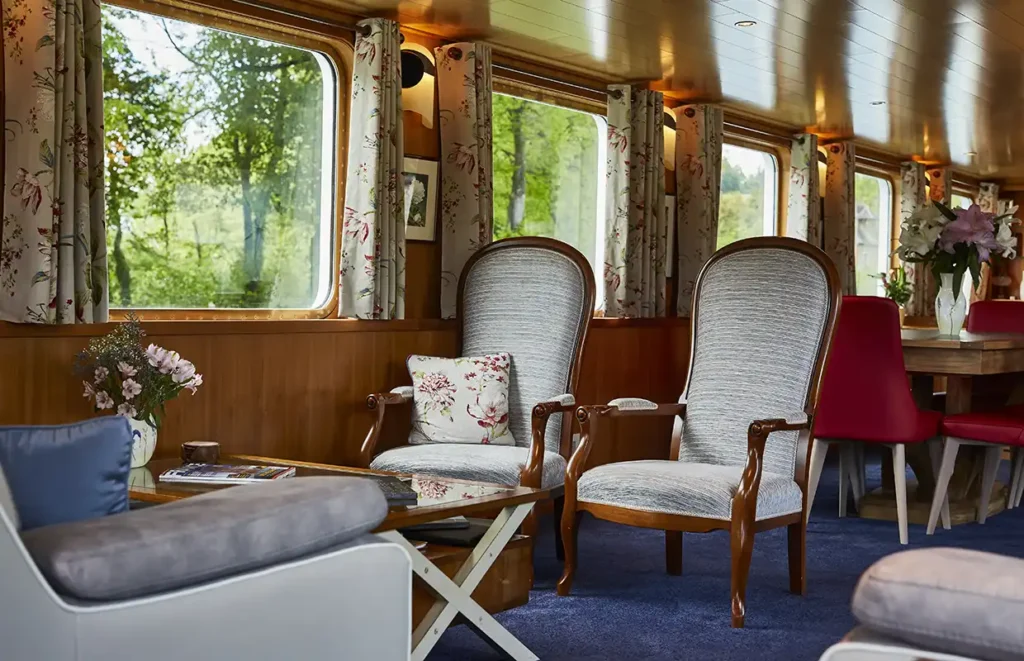 Barge C'est la Vie Salon