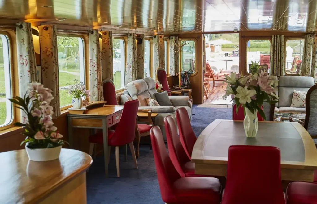 Barge C'est la Vie Salon