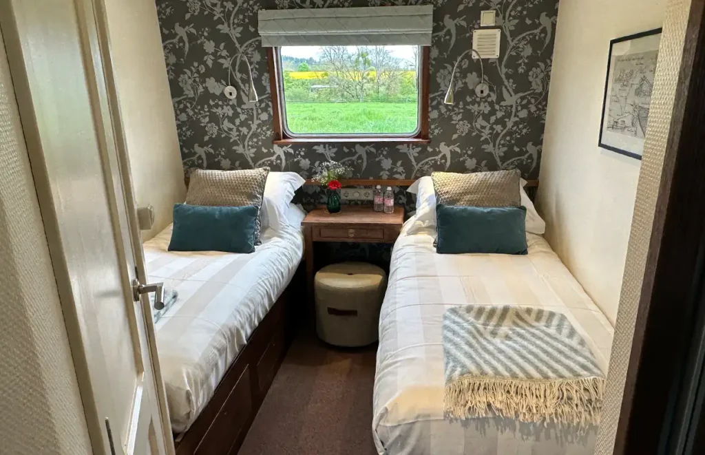 Barge Savoir Vivre Burgundy Cabin Twin Beds