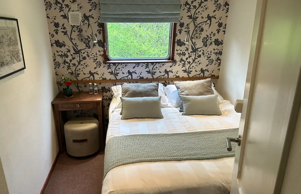 Barge Savoir Vivre Cabin Burgundy