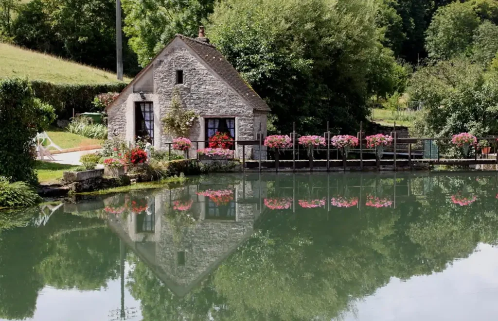 Lockhouse Barge Savoir Vivre Burgundy
