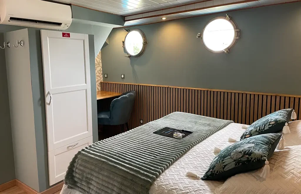 Barge Magnolia Cabin Burgundy