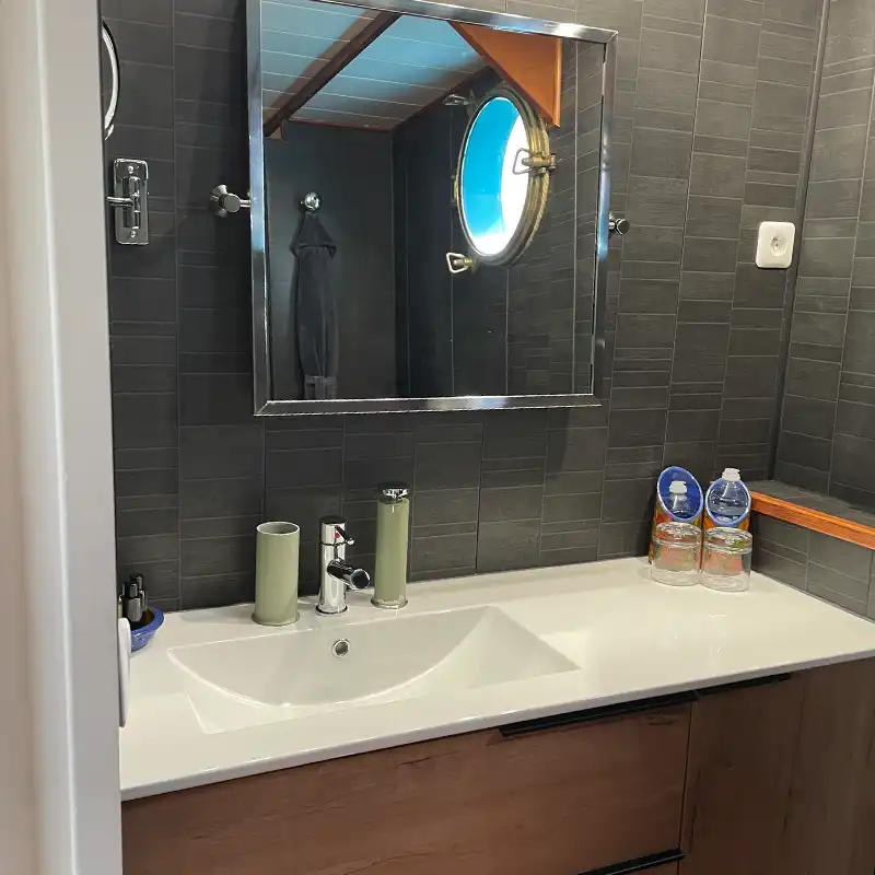 Barge Magnolia Double Cabin Bath Burgundy