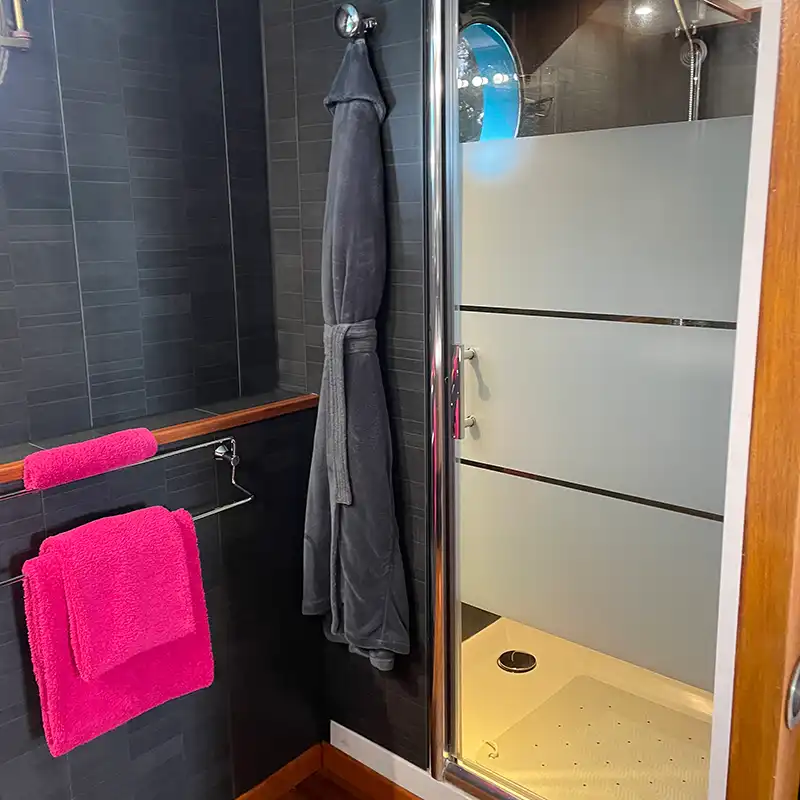 Barge Magnolia Cabin Bath Burgundy