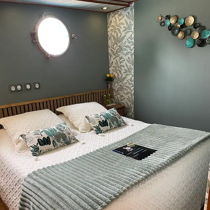 Barge Magnolia Double Cabin Burgundy