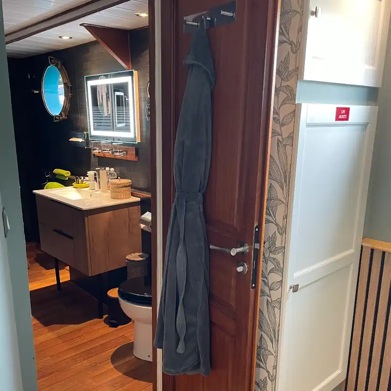 Barge Magnolia Bath Burgundy