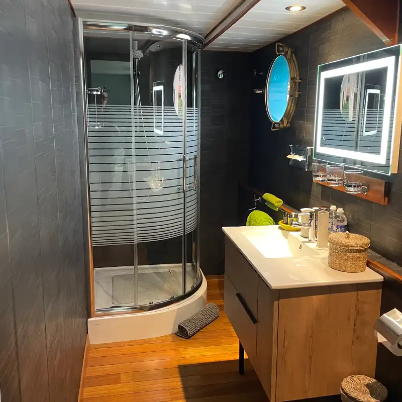 Barge Magnolia Bath Burgundy