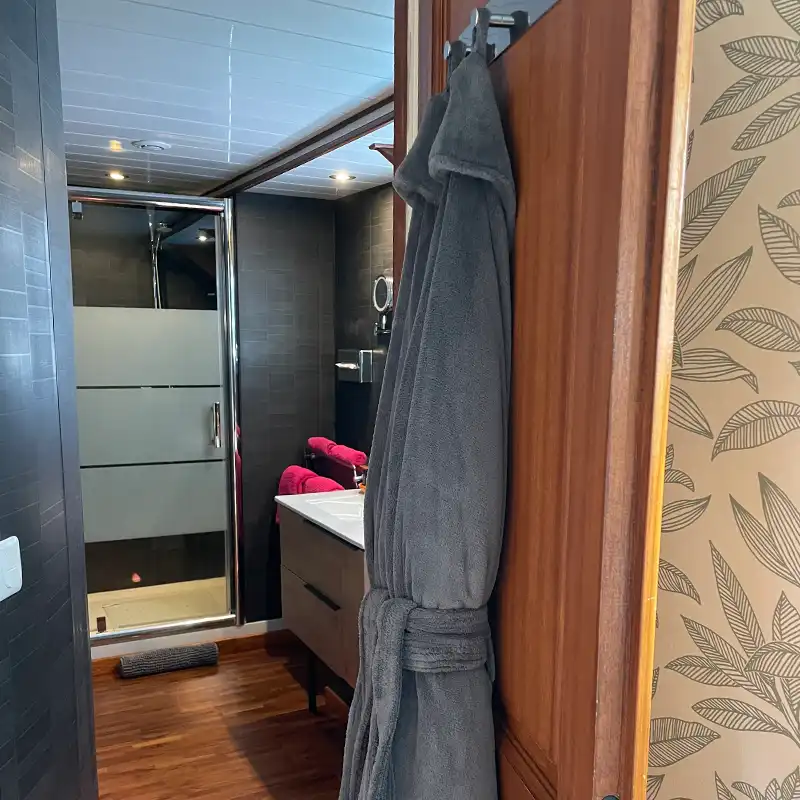 Barge Magnolia Bath Burgundy