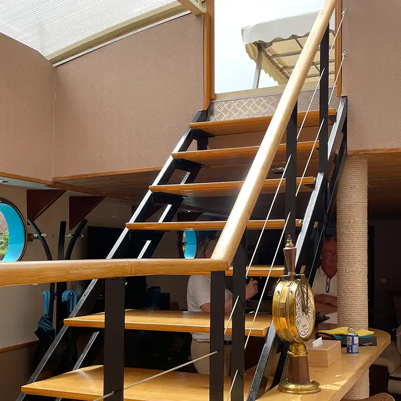 Barge Magnolia Burgundy