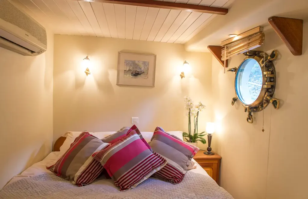 Barge Tango Renoir Cabin Bordeaux