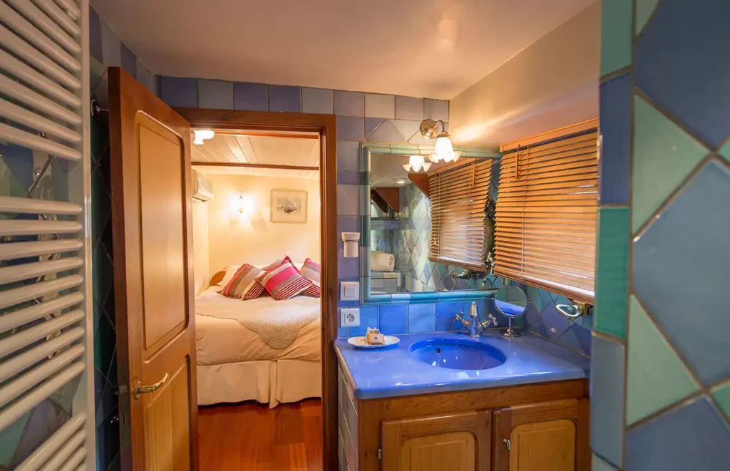 Barge Tango Renoir Cabin Bath Bordeaux