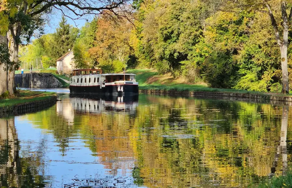 Barge Savoir Vivre on Burgundy Canal