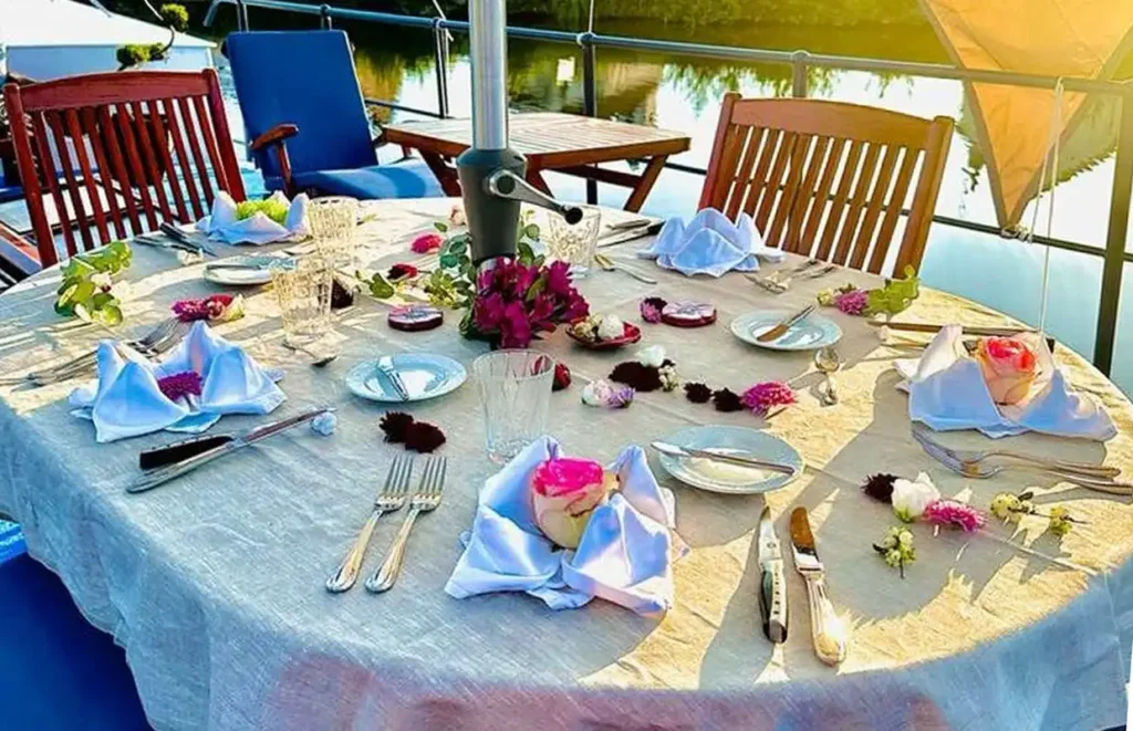 Barge La Vie en Rose Burgundy Dining