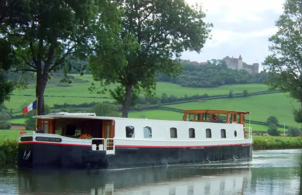 Barge Savoir Vivre beneath Chateauneuf-en-Auxois in Burgundy