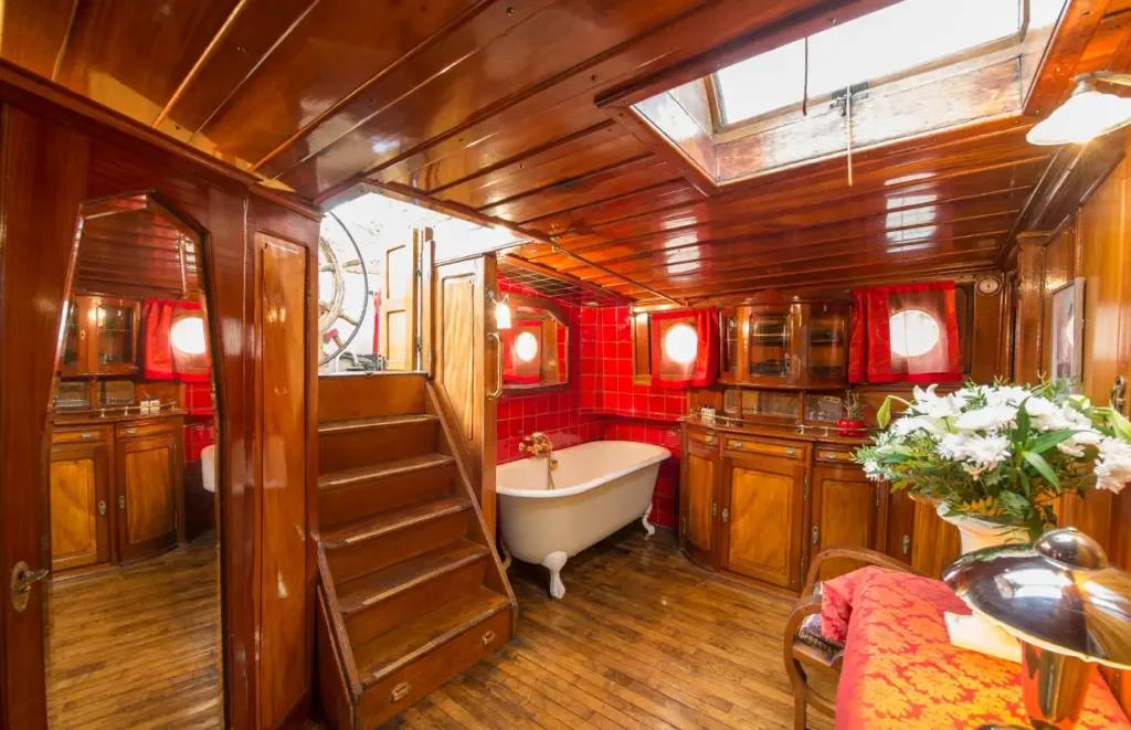 Tango, Captain's Cabin